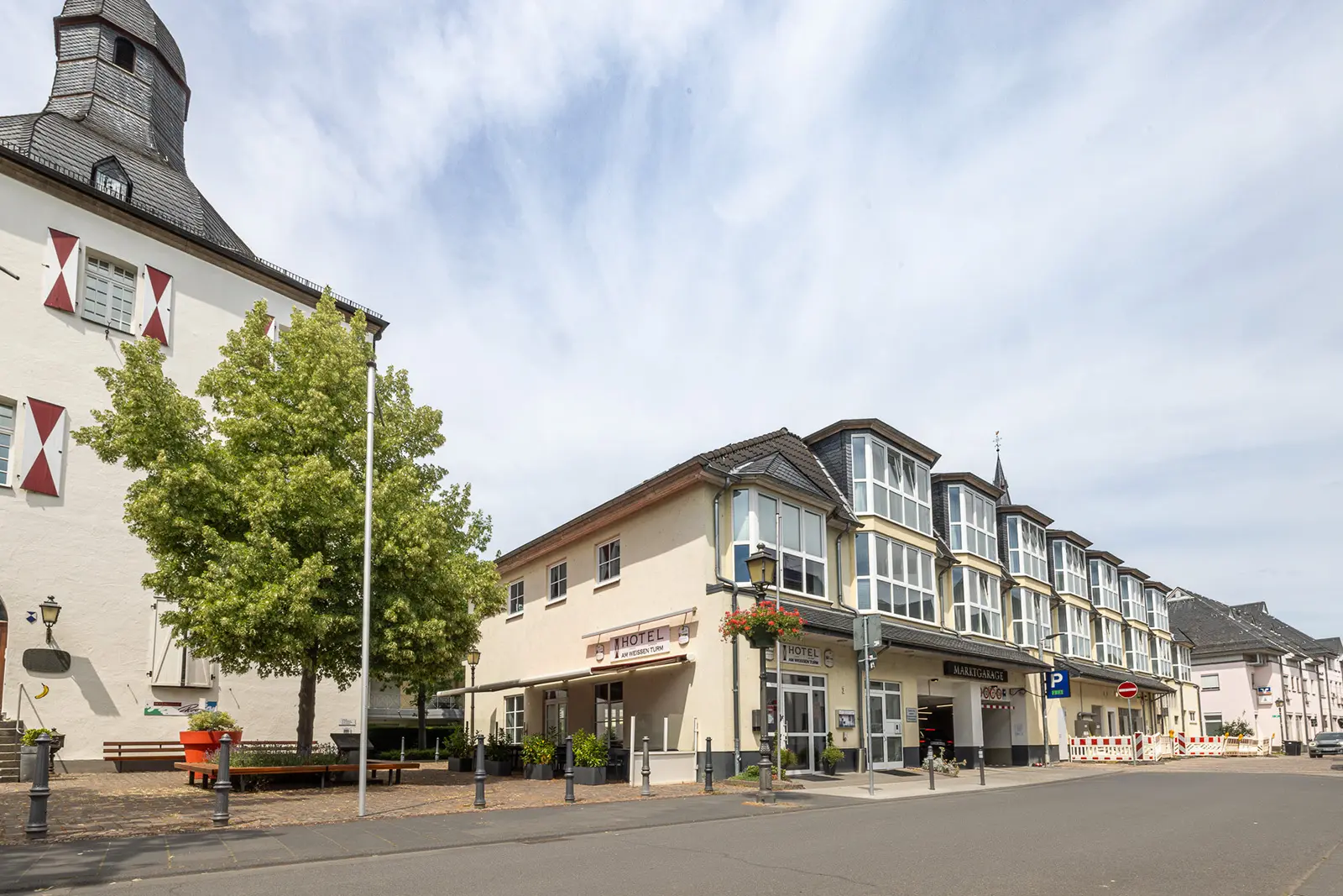Straßenansicht vom Hotel zum weissen Turm