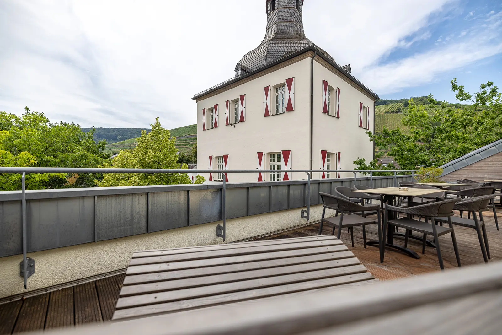 Blick auf den weißen Turm in Bad Neuenahr Ahrweiler von der Terrasse des Hotels zum weissen Turm