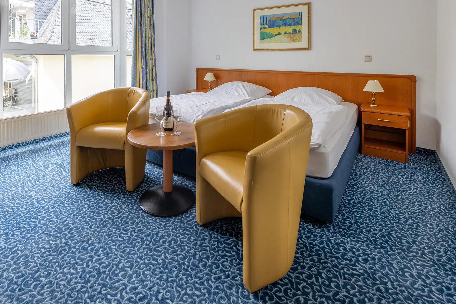 Zimmer mit Blick auf Sitzgruppe und Bett